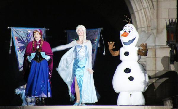 【ディズニー】アナ雪の季節到来！一夜限りのセレモニーでアナ＆エルサがパークに降臨