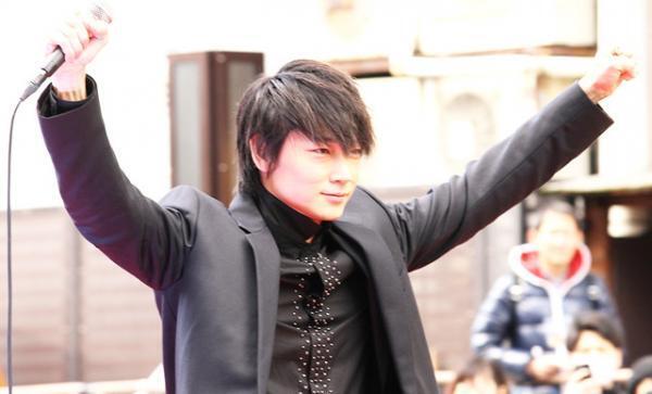 綾野剛、大阪・道頓堀で“巨大龍彦像”とご対面！ 「絶対大阪がイイってお願いした」