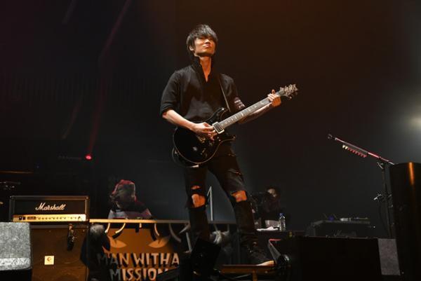 綾野剛、ギターを手に緊急参戦！ 「MAN WITH A MISSION」とセッション