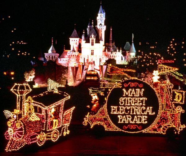 【海外ディズニー】あの感動が再び！エレクトリカル・パレードが聖地アナハイムにカムバック