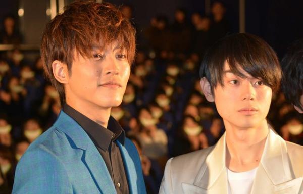 菅田将暉「泣いてる？」の問いに、松坂桃李「泣いてねえし！」と満面の笑み