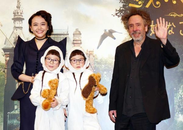来日中のティム・バートン、“奇妙な”双子姉妹に興味津々？