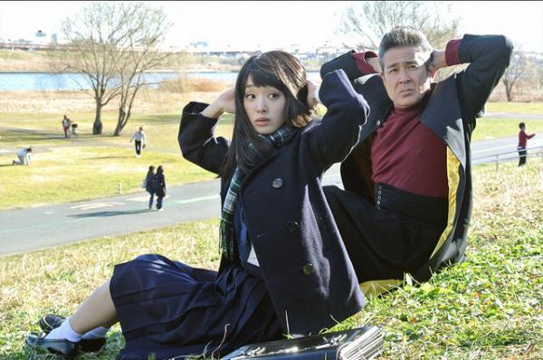 剛力彩芽、ヤンキーJKに！宇梶剛士と“あのポーズ”も…「レンタルの恋」第3話