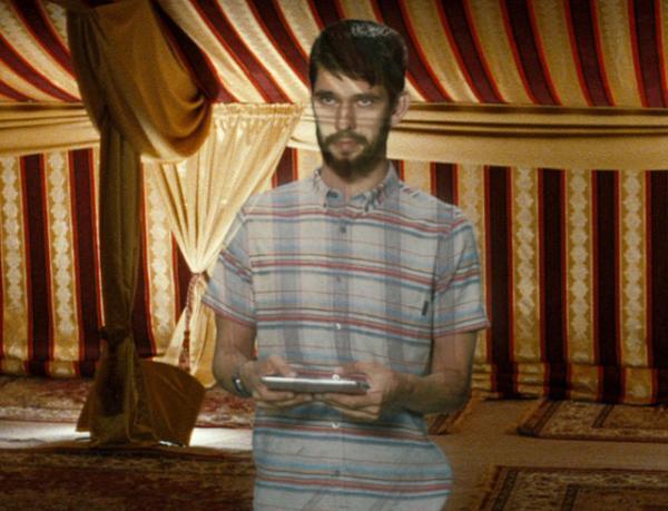 【特別映像】ベン・ウィショーが透け透けで登場！トム・ハンクスのプレゼンの行方を左右!?