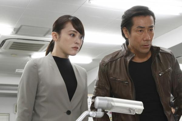 貫地谷しほり×岸谷五朗、刑事役で初タッグ！ 元刑事が描く「黒薔薇」ドラマ化