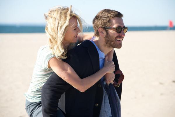 ジェイク・ギレンホール、ナオミ・ワッツを“愛の肩車”！