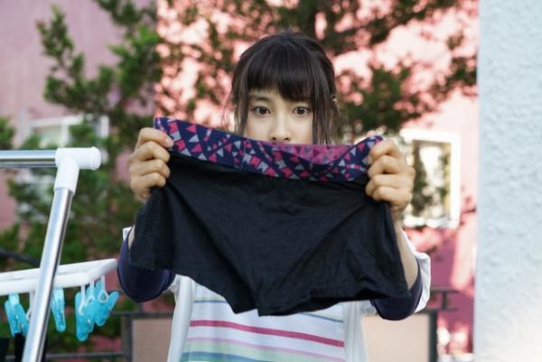 土屋太鳳がパンツを凝視!?“可愛すぎる”新婚画像解禁『PとJK』