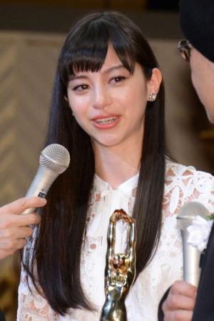 中条あやみ、新人賞に感涙…女優として初の栄誉！