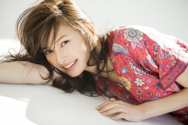 大政絢の“オトナな魅力”が満載！ オフィシャルカレンダー発売決定