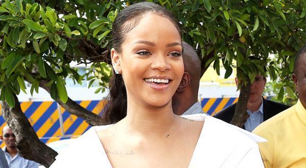 リアーナ、ハーバード大学から“人道賞”を贈られる