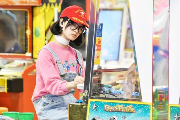 剛力彩芽、ギャル店員やアラレちゃん風オタク姿に変身！ 「レンタルの恋」