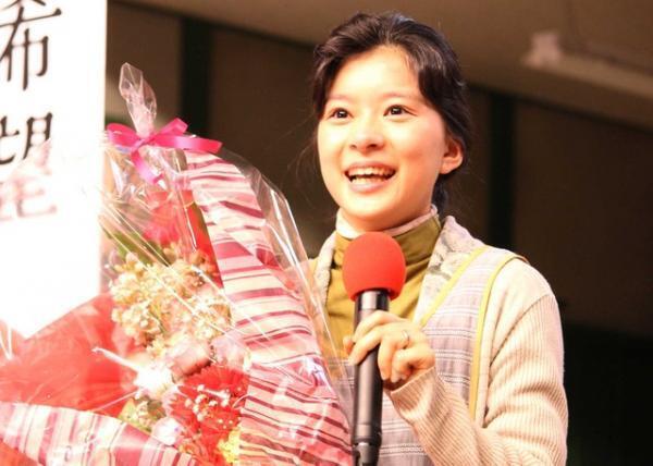 芳根京子、朝ドラ「べっぴんさん」クランクアップに大号泣！