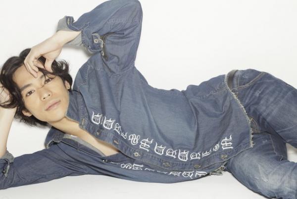 声優・小野賢章、レスキー・リー撮り下ろしで“肉体美”披露！