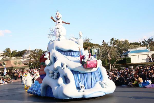 【ディズニー】大勢のキャラが登場する楽しいパレード！「フローズンファンタジーパレード」鑑賞ガイド