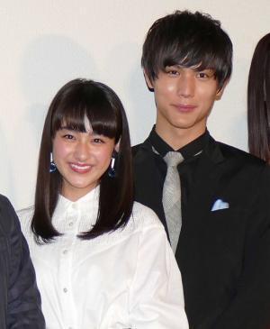 中川大志＆平祐奈、“卒業”サプライズに感激！