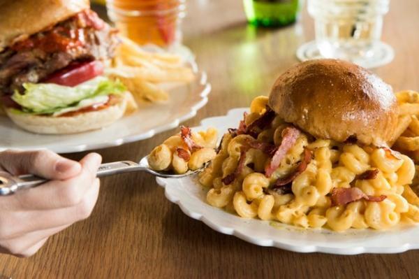 ド迫力の個性派バーガーをチェック！ 今春、グロリアスチェーンカフェで新作登場