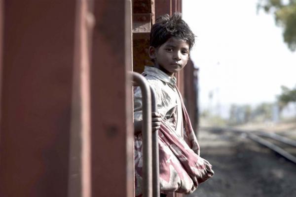 “迷子になった男の子”の姿が明らかに…『LION／ライオン』本編映像