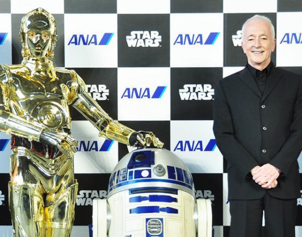 『スター・ウォーズ』C-3PO役の“伝説”アンソニー・ダニエルズが来日！ 特別機にご満悦
