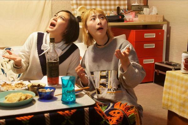 清水富美加＆松井玲奈、顔面洗濯バサミから爆発まで!? バラエティ満載ドラマ「笑う招き猫」