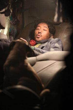 【特別映像】ハ・ジョンウ、意外な“パートナー”とラブラブ!?『トンネル』