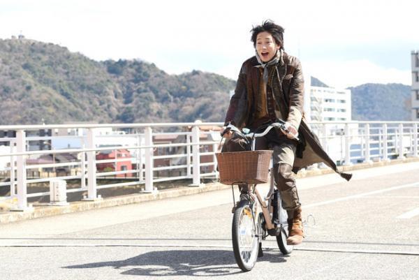 綾野剛の“怪物”、初めての自転車！「フランケンシュタインの恋」クラインクイン