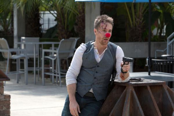 「レッド・ノーズ・デー」に“赤鼻”の恋人、場面写真入手『バッド・バディ！』