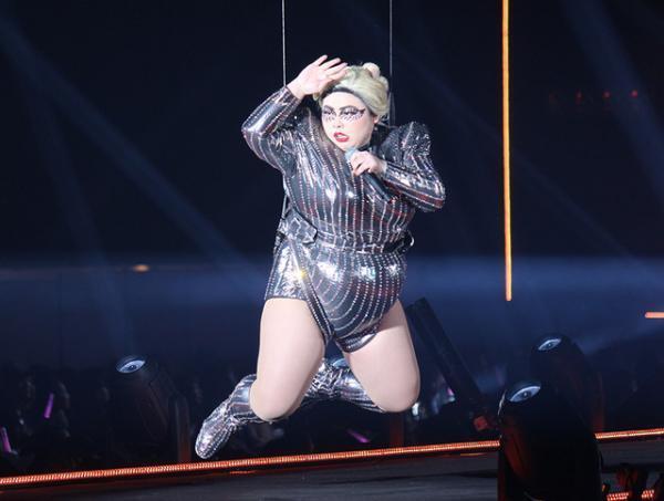 【第24回東京ガールズコレクションS/S】渡辺直美、飛ぶ！レディー・ガガのスーパーボウル ハーフタイムショー再現