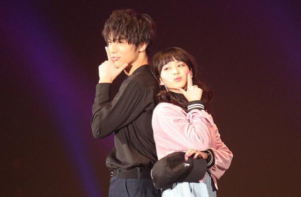 【第24回東京ガールズコレクションS/S】中川大志＆平祐奈、仲良く決めポーズ！