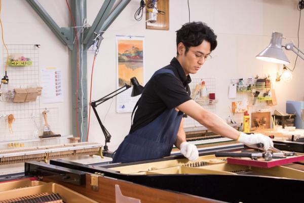 妻夫木聡、4月4日「ピアノ調律の日」にお仕事カット解禁！『家族はつらいよ2』