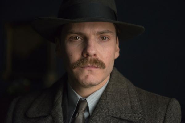 ドイツ美男ダニエル・ブリュールも出演！『ヒトラーへの285枚の葉書』ポスター完成