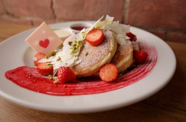 「サラベス」東京店でルーフトップテラス「LOVE THE NOW “EMOETICON LOUNGE”」を開催中！