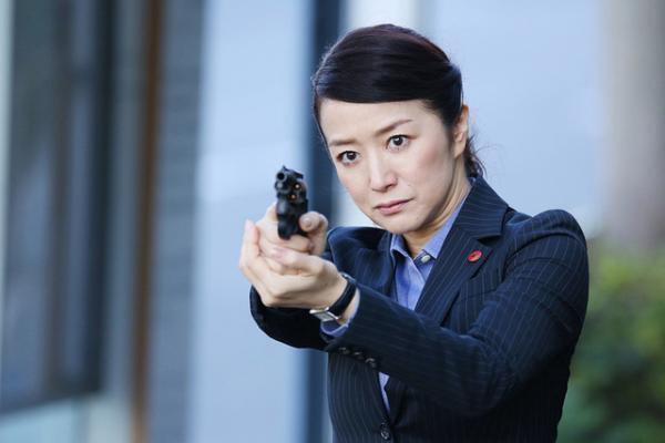 鈴木京香、ガンアクション姿ほか秘蔵カット公開！「冬芽の人」今夜放送