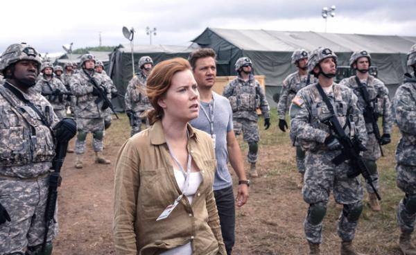 【特別映像】エイミー・アダムスぼう然！“謎の飛行体”が動き出す…『メッセージ』