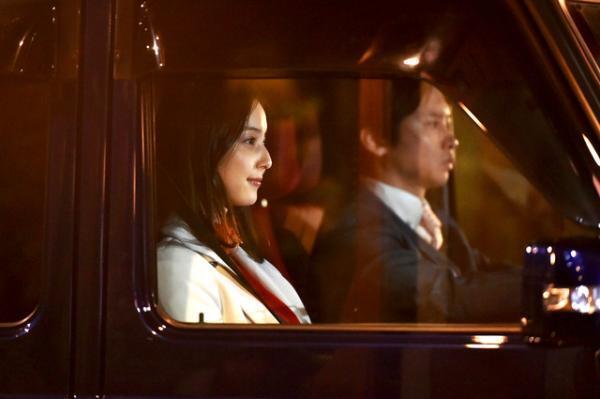 佐々木希、「小さな巨人」で“謎の女”に！市川実日子は長谷川博己と夫婦役