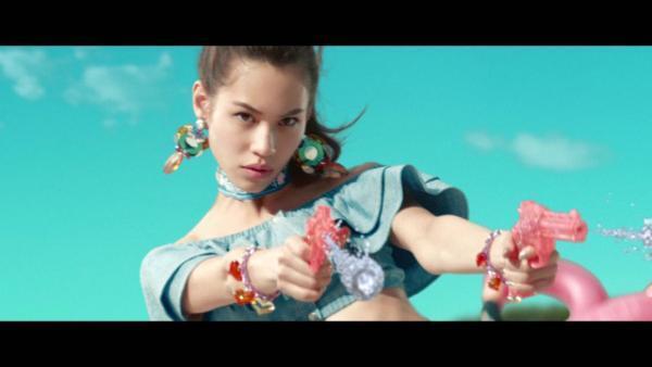 水原希子＆瑛太、真夏のビーチで華麗に“決闘”！「エドウイン」新CM