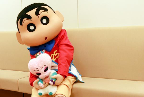 しんちゃん＆シリリ、新作『 襲来!! 宇宙人シリリ』を引っさげ編集部に登場！