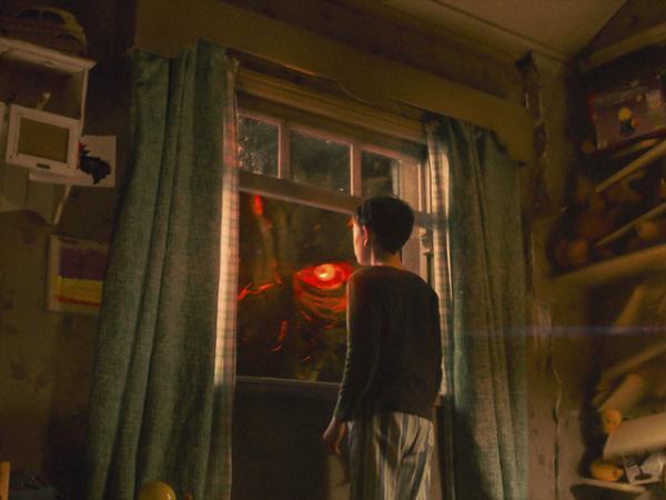 【予告編】“怪物”リーアム・ニーソンと少年の“駆け引き”とは…？　感涙必至『怪物はささやく』