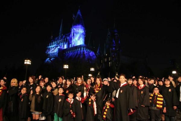 【USJ】吉田沙保里、魔法界体験で「憧れの人に会ったような気持ち」 新ナイトショー、プレスプレビュー開催