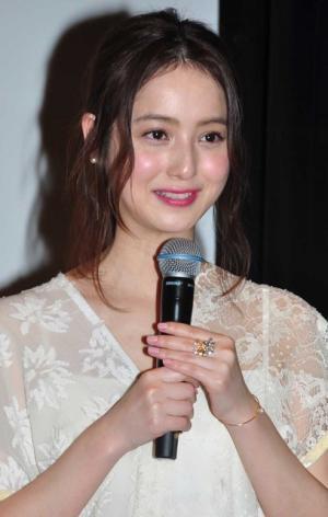 佐々木希、結婚後初の公の場で質問の嵐！ 指輪も式の予定も「忙しくてまだ…」