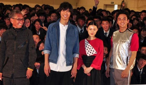 木村拓哉、高校サプライズ訪問でもみくちゃにされるも神対応で握手＆ハイタッチ