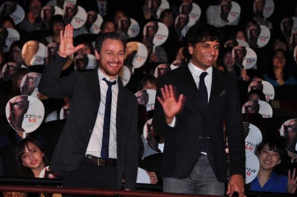 ジェームズ・マカヴォイ9年ぶり来日にファン熱狂！ 誕生日はロボットレストラン訪問