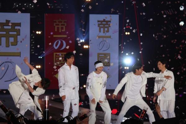 菅田将暉＆野村周平ら『帝一』メンバーがランウェイでイチャイチャ！