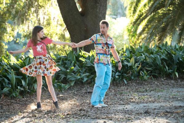 アナ・ケンドリックの危険なデート映像公開！銃弾かわす彼にウットリ!?