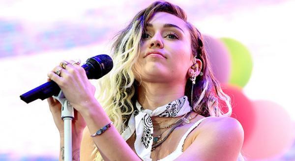 マイリー・サイラス、“リアム”のピアス着用で音楽祭に登場