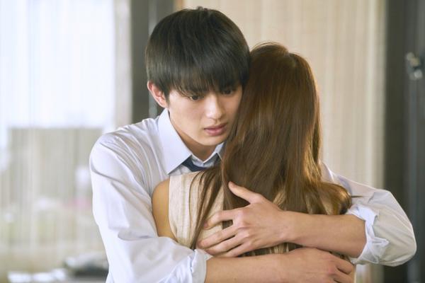 真剣佑、山本美月を抱き寄せる…幸せ全開ショットが一挙公開 『ピーチガール』