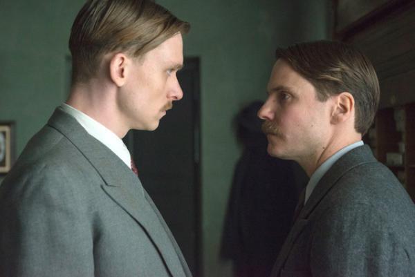 【予告編】ヒトラー政権に抵抗する夫婦の愛とサスペンス！『ヒトラーへの285枚の葉書』