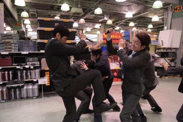 小栗旬＆西島秀俊、最もド派手な格闘アクションを披露！「CRISIS」第6話