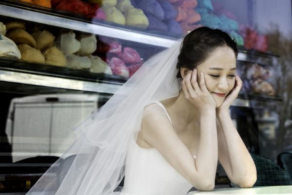 冷酷女子が記憶喪失で豹変!? キミー・チャオの遺作「記憶の森のシンデレラ」