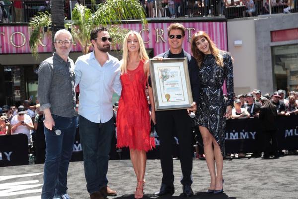 トム・クルーズ、王女ミイラの超巨大棺にご満悦「素晴らしいね！」