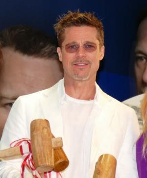 ブラッド・ピット、日本のファンの歓迎に感謝！予定超えるサービス＆鏡割りも